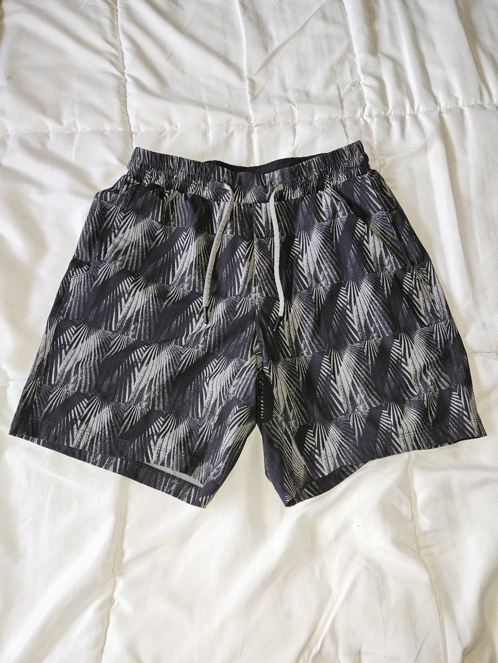 Lululemon 7" Thigh Tide Swim Shorts Black Silver Palm Print -  Size S - Mens